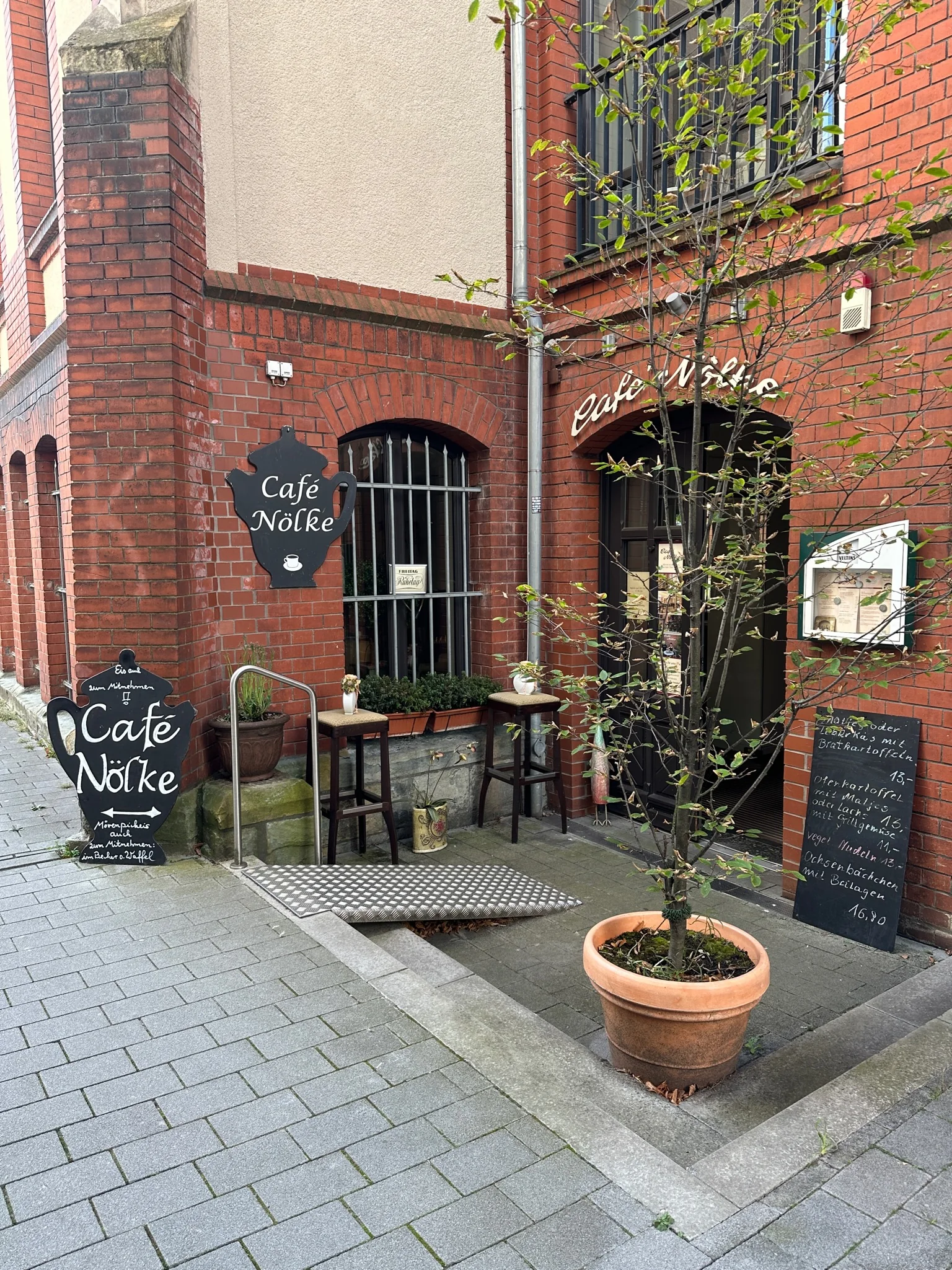 Eingang des Café Nölke in der Lippstädter Innenstadt