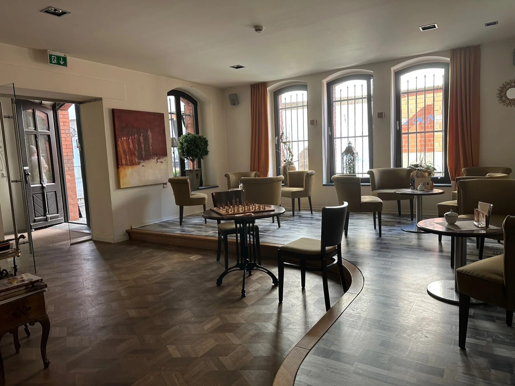 Café-Lounge mit stilvoller Einrichtung und Sitzplätzen