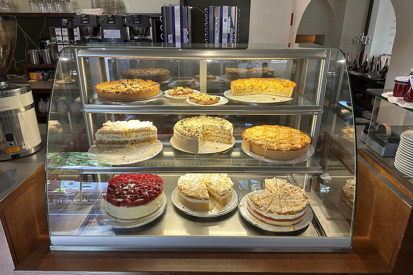 Kuchenvitrine mit Torten, täglich wechselndes Angebot