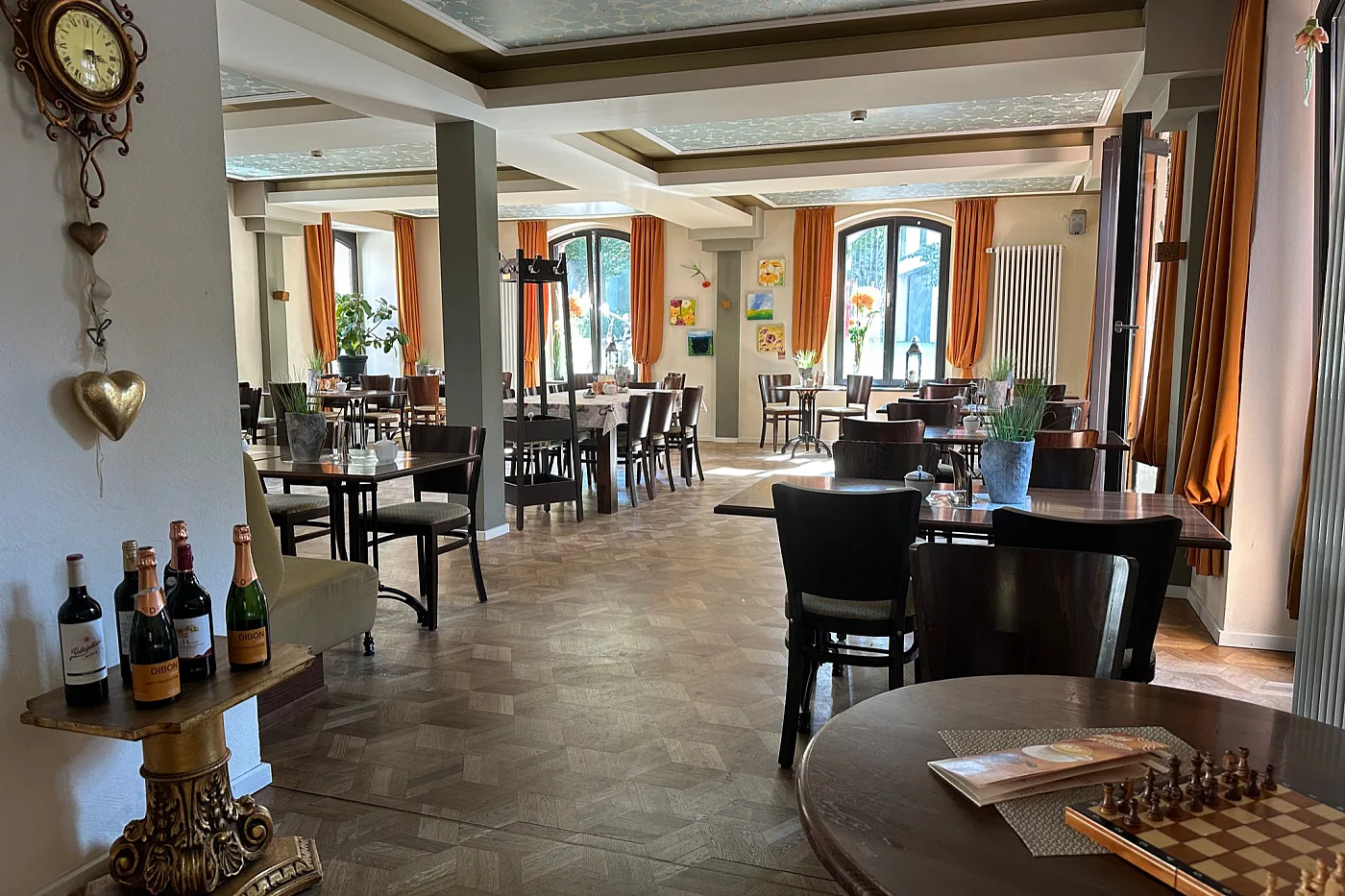 Innenansicht des Cafés mit gemütlicher Atmosphäre